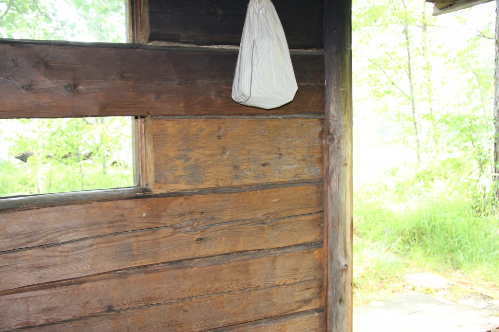 Sauna on rakennettu vanhoista hirsistä.